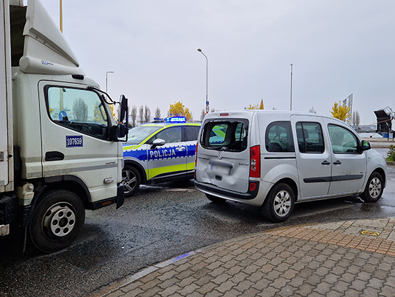 Kolizja w centrum Świnoujścia. Dostawczak uderzył w osobówkę [2]