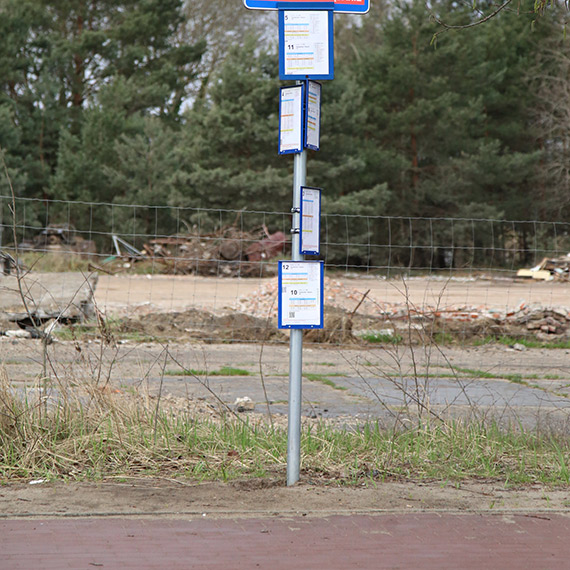 Przystanek dla… wytrwałych. Kto chce jechać „10” albo „12”, musi najpierw uklęknąć [1]