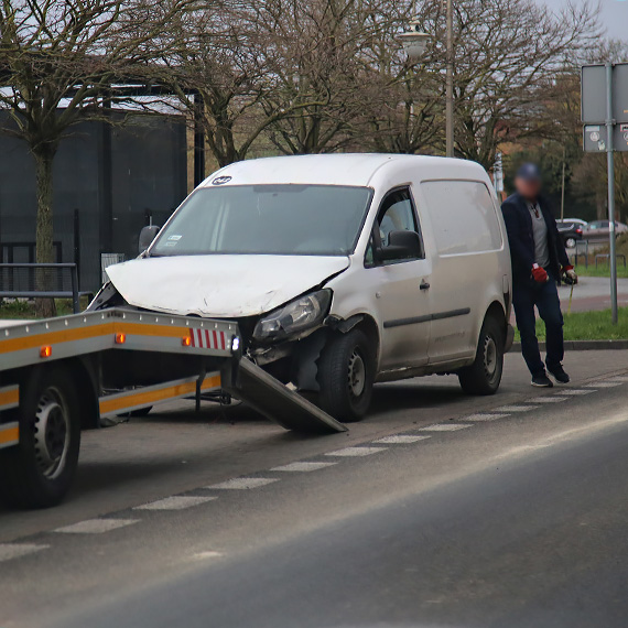 Poranny incydent przy Wybrzeżu Władysława IV. Kolizja i mandat dla 20-latki [1]