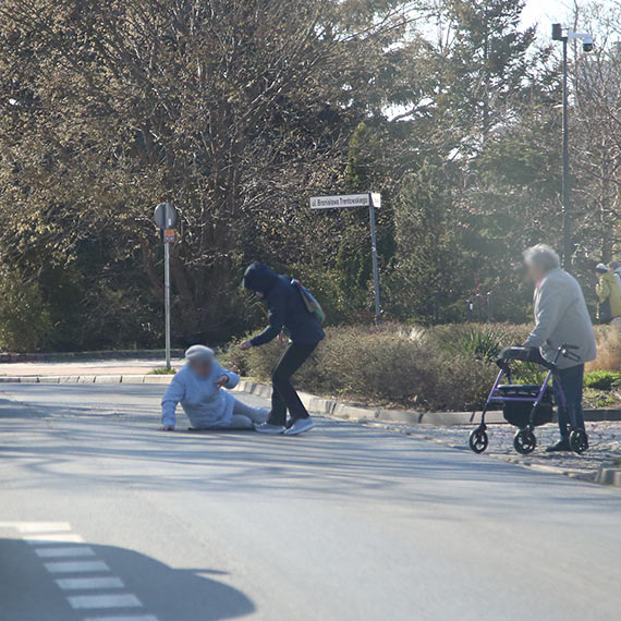 Starsza kobieta leżała na środku jezdni [1]