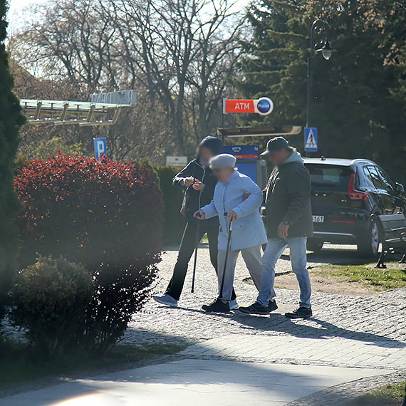 Starsza kobieta leżała na środku jezdni [2]