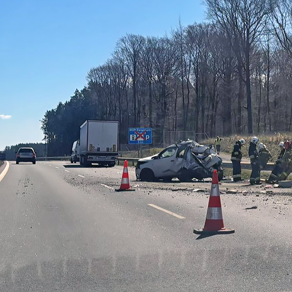 Masakryczne uderzenie na S3! Auto zmia�d�one jak puszka, ogromne utrudnienia za Mi�dzyzdrojami