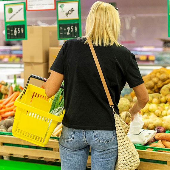 Dynamika wzrostu cen w sklepach lekko zwolniła, ale wciąż jest wyższa niż ogólny poziom inflacji