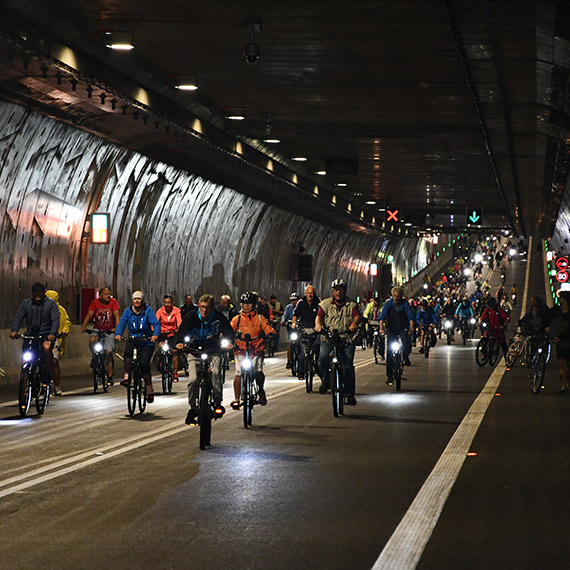 Uwaga! Rowerzyści w tunelu