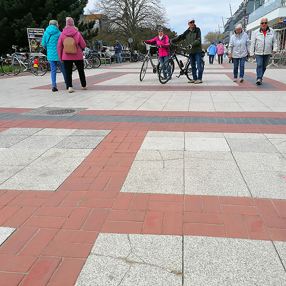 Popękane płyty w samym sercu promenady