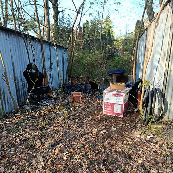Nielegalne wysypisko przy garażach na ul. Steyera. Mieszkańcy mają dość