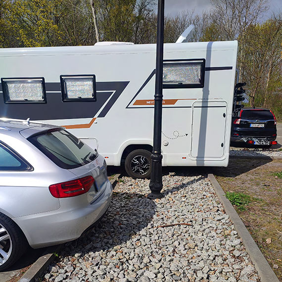 Kamper na pół parkingu. Mieszkańcy mają dość - „niszczą miejsca postojowe”