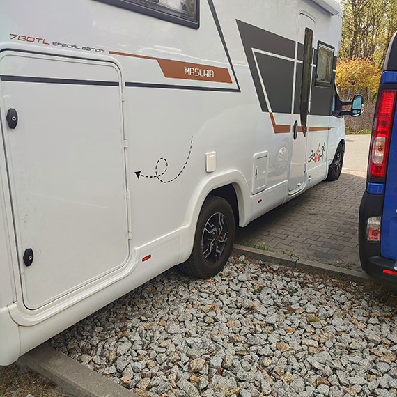 Kamper na pół parkingu. Mieszkańcy mają dość - „niszczą miejsca postojowe” [1]