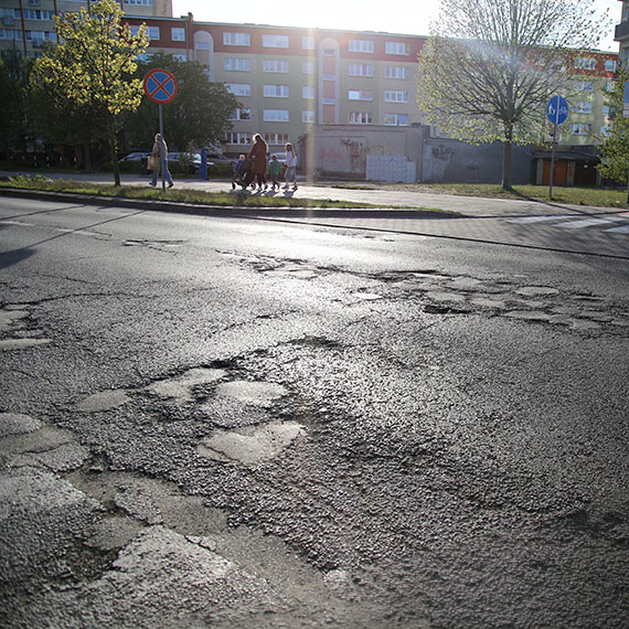 Dziury, kruszący się asfalt. Coraz bardziej zdegradowane ulice