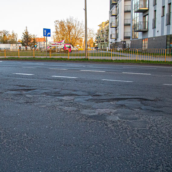 Dziury, kruszący się asfalt. Coraz bardziej zdegradowane ulice [1]