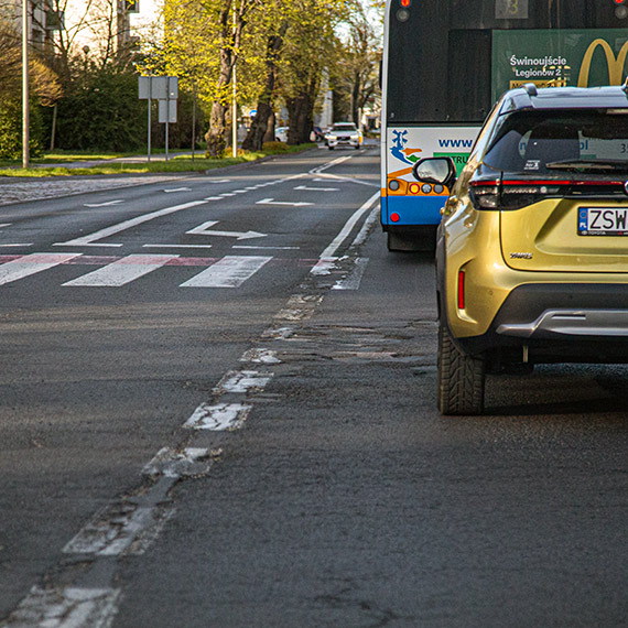Dziury, kruszący się asfalt. Coraz bardziej zdegradowane ulice [2]