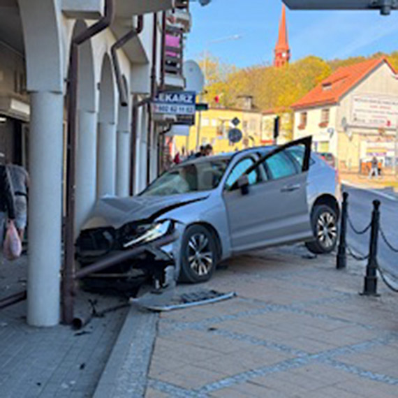 Samoch�d wbi� si� w filar w centrum Mi�dzyzdroj�w. Kierowca prawdopodobnie zas�ab� za kierownic�