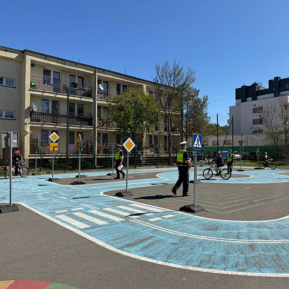 Młodzi rowerzyści jadą dalej [1]