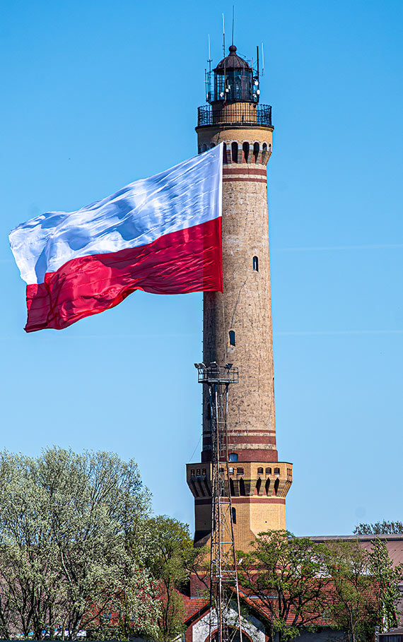 Najwi�ksza bia�o-czerwona zn�w na latarni w �winouj�ciu. T�umy i orkiestra w �wi�to Flagi