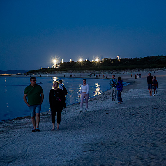 Ciepły majowy wieczór nad morzem. Plaża w Świnoujściu żyje także po zmroku [1]