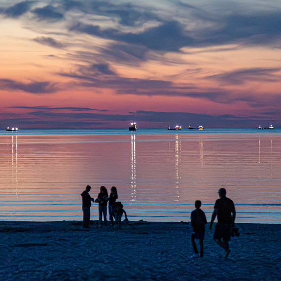Ciepły majowy wieczór nad morzem. Plaża w Świnoujściu żyje także po zmroku [2]