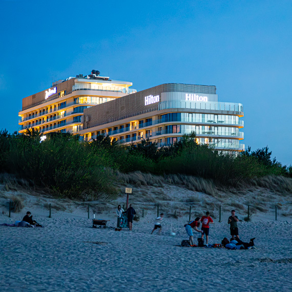 Ciepły majowy wieczór nad morzem. Plaża w Świnoujściu żyje także po zmroku [3]