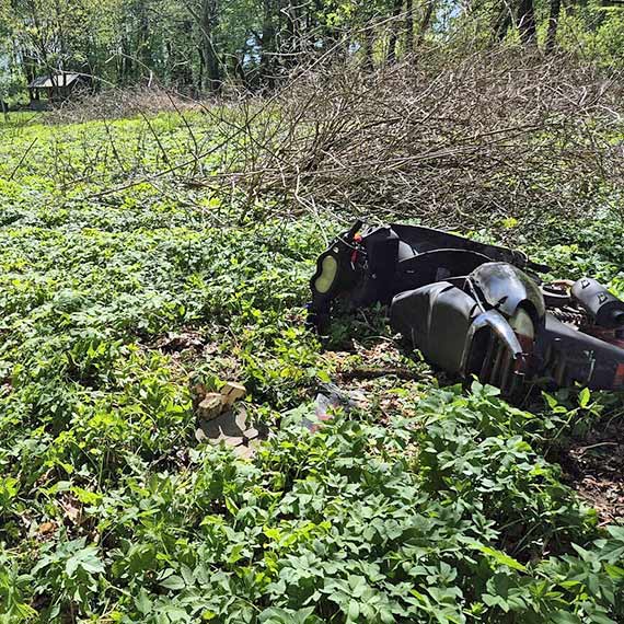 Ucieka� przed Policj� skuterem, pasa�erk� pozostawi� w lesie, a sam ukry� si� w lod�wce