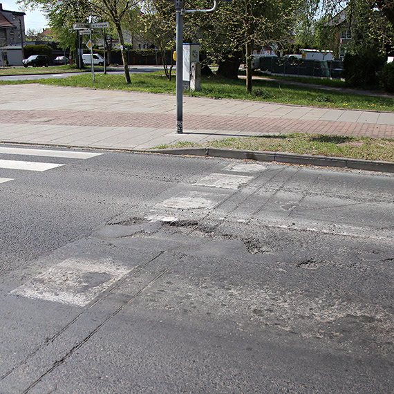 Miasto odpowiada w sprawie dziur na 11 Listopada. Będzie doraźna naprawa i późniejsze frezowanie [1]