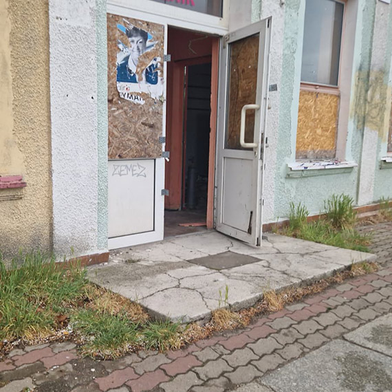 Otwarta ruina przy Wybrzeżu Władysława IV. Mieszkańcy alarmują: tam może dojść do tragedii