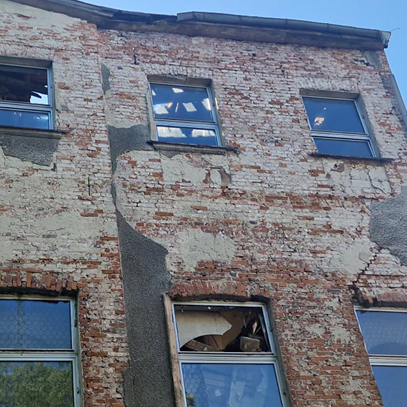 Otwarta ruina przy Wybrze�u W�adys�awa IV. Mieszka�cy alarmuj�: tam mo�e doj�� do tragedii