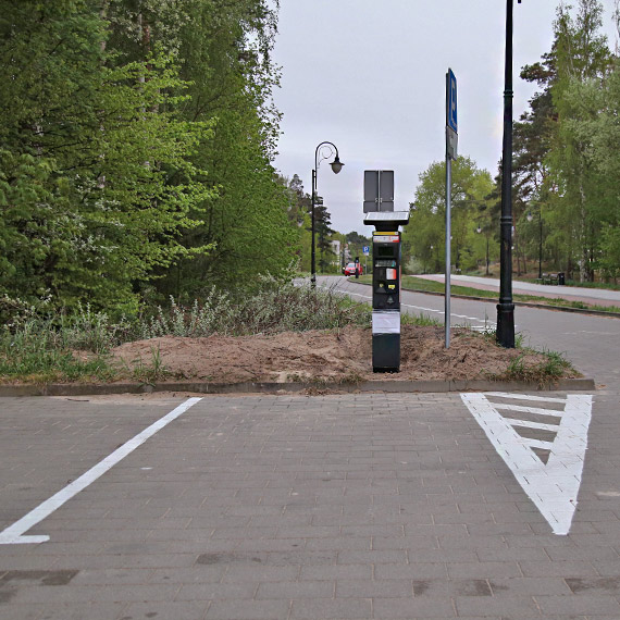 Parkometr przed maską auta. Jak kupić tu bilet?