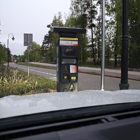 Parkometr przed maską auta. Jak kupić tu bilet?