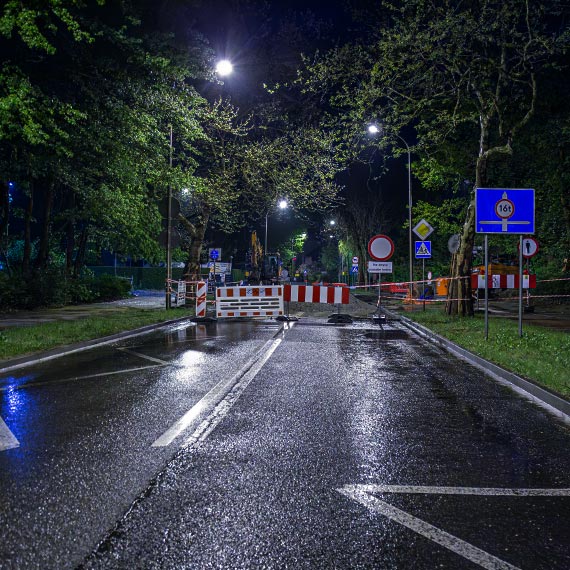 Zamknięta droga bez świateł ostrzegawczych? Mieszkańcy alarmują