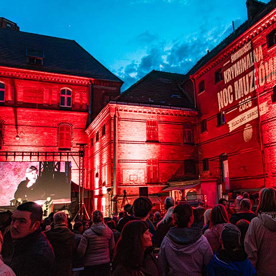 „Krwista noc” w Świnoujściu” Pomysł na spacer po mrocznej historii przyciągnął tłumy. Zobacz film!