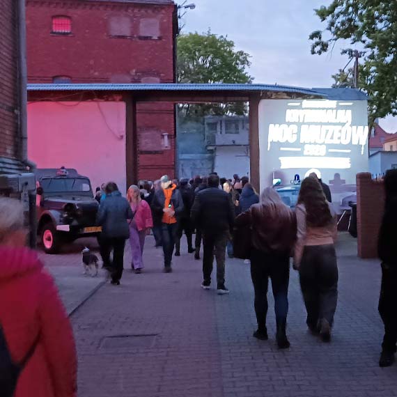 „Krwista noc” w Świnoujściu” Pomysł na spacer po mrocznej historii przyciągnął tłumy. Zobacz film! [4]
