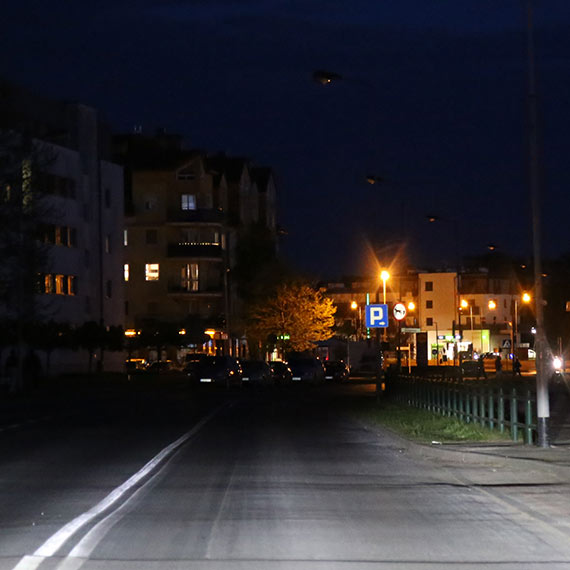 Wieczorem okolica pogr��y�a si� w ciemno�ciach