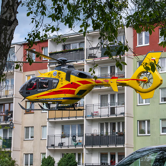LPR lądował na osiedlu w Świnoujściu. Seniorka z nagłym zatrzymaniem krążenia trafiła do Szczecina [1]
