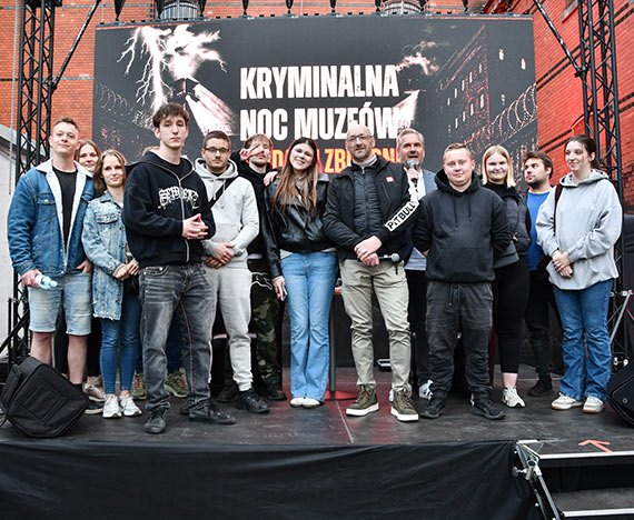 Trzy tysiące ludzi i mroczne historie. Takiej nocy Świnoujście jeszcze nie widziało