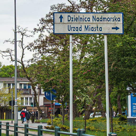 „Dzielnica nadmorska - jedziemy prosto”. Do dzisiaj znaki dezinformuj� kierowc�w