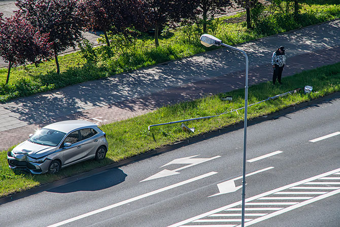 Seniorka pomyliła gaz z hamulcem. Rozbiła auto i uderzyła w latarnię w Świnoujściu