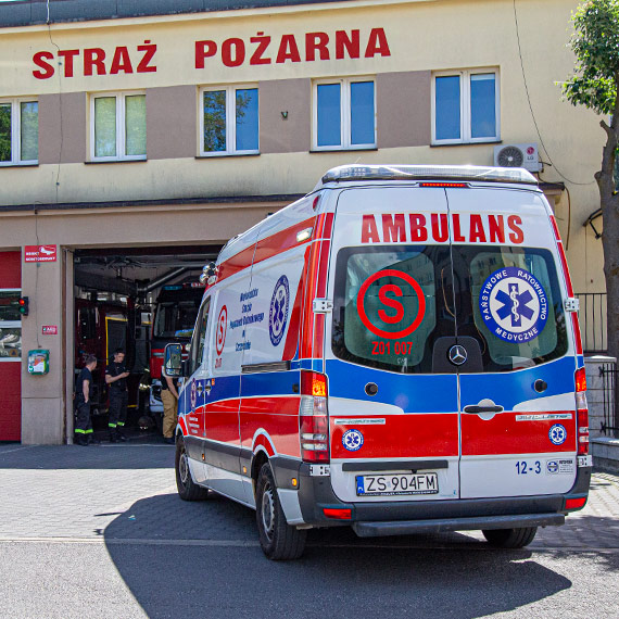 7-latek zaklinował palec w plastikowej łopatce. Ratownicy pojechali z dzieckiem do strażaków