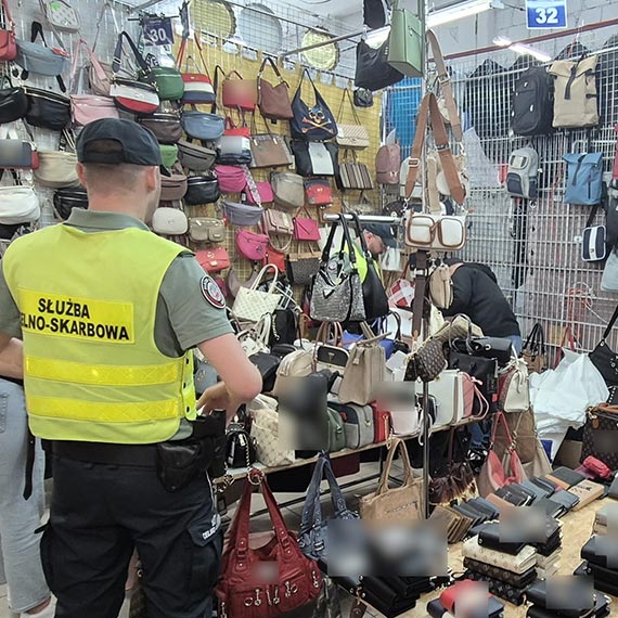 Zachodniopomorska KAS likwiduje punkty sprzedaży podrobionej odzieży