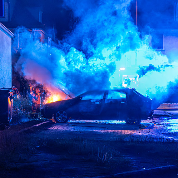 Samochód spłonął za Urzędem Miasta. Nocna akcja strażaków i policji w Świnoujściu. Zobacz film! [1]