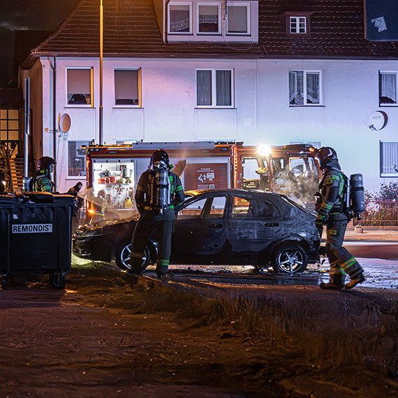 Samochód spłonął za Urzędem Miasta. Nocna akcja strażaków i policji w Świnoujściu. Zobacz film! [2]