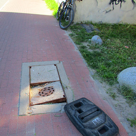 Pułapka na ścieżce rowerowej. Uszkodzona studzienka zagraża pieszym i rowerzystom