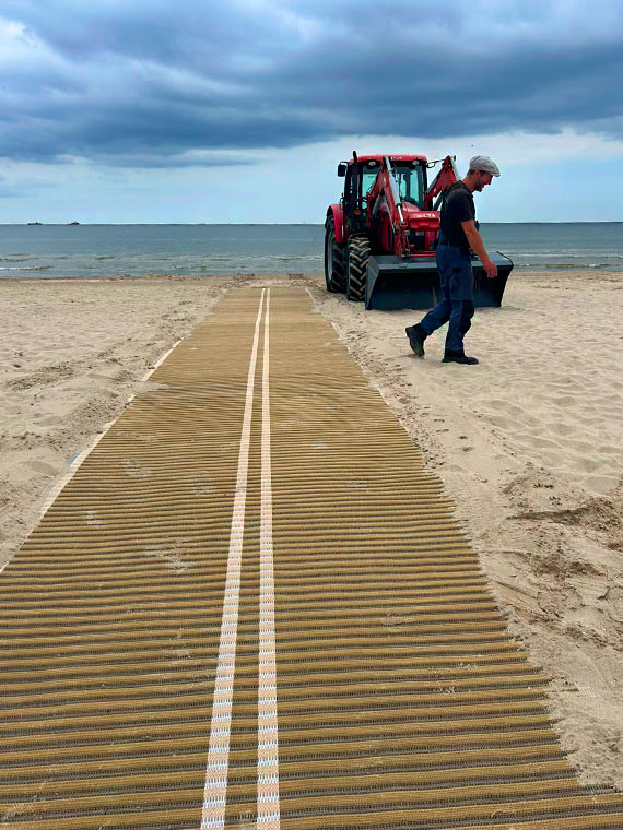 Plaża bez barier. Nowa mata ułatwi dojście do morza osobom z niepełnosprawnościami