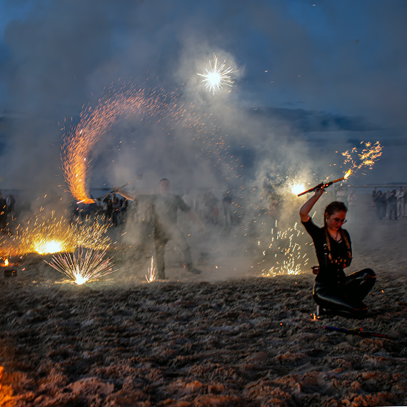 Ekipa Papuga Fireshow podpaliła świnoujską plażę. Tłumy oglądały widowisko przy zachodzie słońca