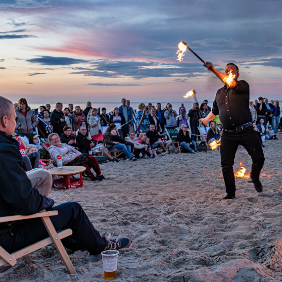 Ekipa Papuga Fireshow podpaliła świnoujską plażę. Tłumy oglądały widowisko przy zachodzie słońca [1]