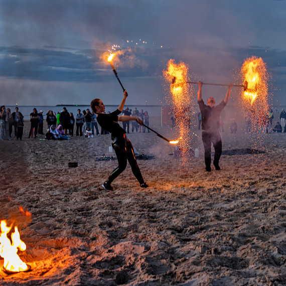 Ekipa Papuga Fireshow podpaliła świnoujską plażę. Tłumy oglądały widowisko przy zachodzie słońca [2]