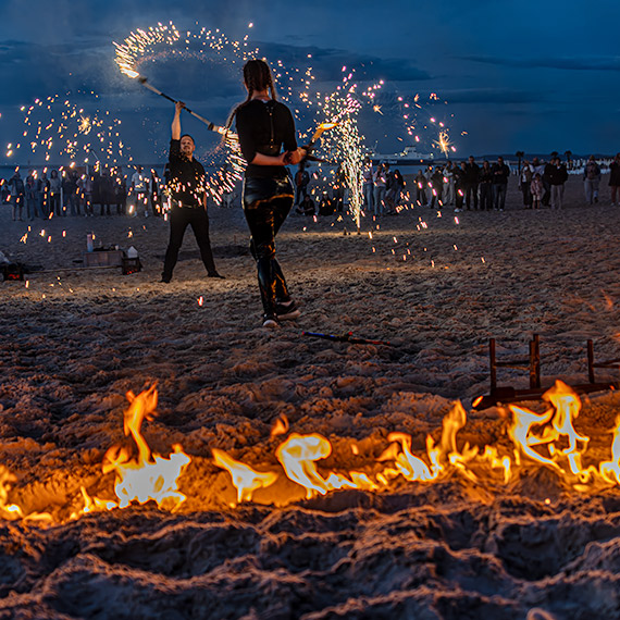 Ekipa Papuga Fireshow podpaliła świnoujską plażę. Tłumy oglądały widowisko przy zachodzie słońca [3]