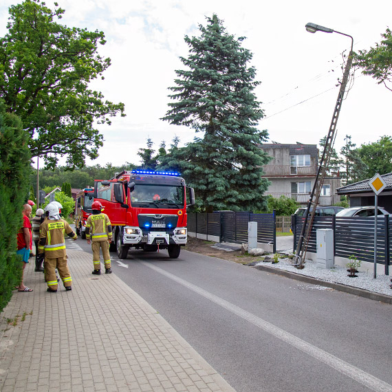 Kula ognia po uderzeniu w słup. Kobieta gwałtownie odjechała z miejsca zdarzenia