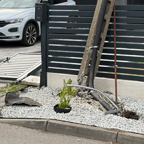 Kula ognia po uderzeniu w słup. Kobieta szybko odjechała z miejsca zdarzenia [1]