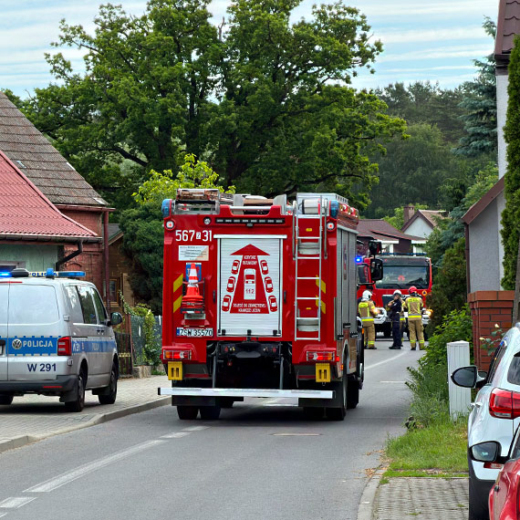 Kula ognia po uderzeniu w słup. Kobieta szybko odjechała z miejsca zdarzenia [2]