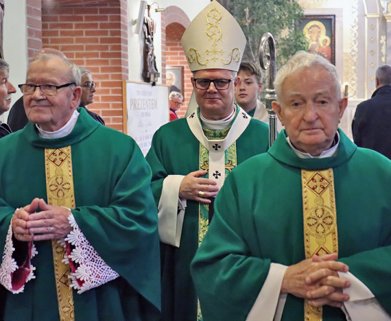 Z udziałem arcybiskupa Wiesława Śmigla. 60 lat w służbie Bogu i ludziom. Ksiądz Prałat Kazimierz Sasadeusz i 20 innych kapłanów diecezji świętowało rocznicę swoich święceń