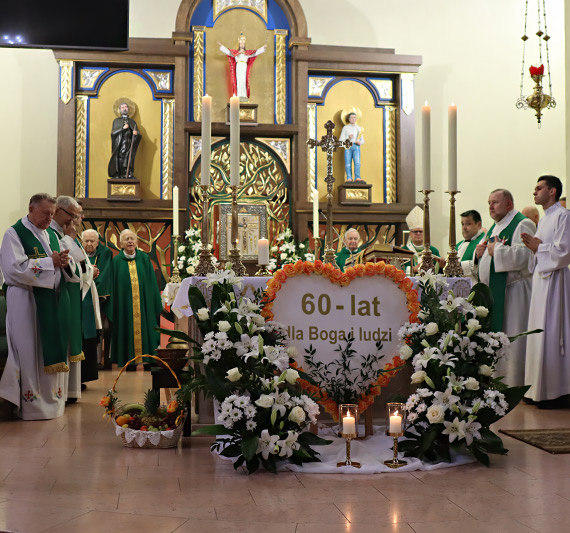 Z udziałem arcybiskupa Wiesława Śmigla. 60 lat w służbie Bogu i ludziom. Ksiądz Prałat Kazimierz Sasadeusz i 20 innych kapłanów diecezji świętowało rocznicę swoich święceń [1]
